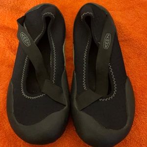 Woman’s 9 Black Keen Ballet Flats with strap